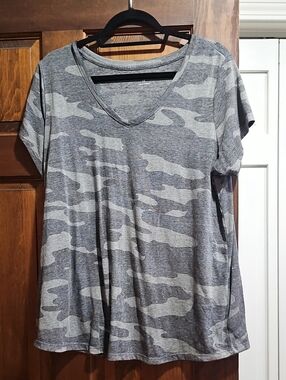 Women’s Lucky Brand Gray Camo V‑Neck Top Size 1x